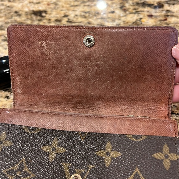 Authentic Louis Vuitton small wallet - Picture 2 of 12